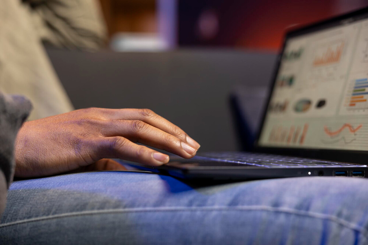 Rédacteur web expert utilisant des outils d'intelligence artificielle pour optimiser une stratégie SEO